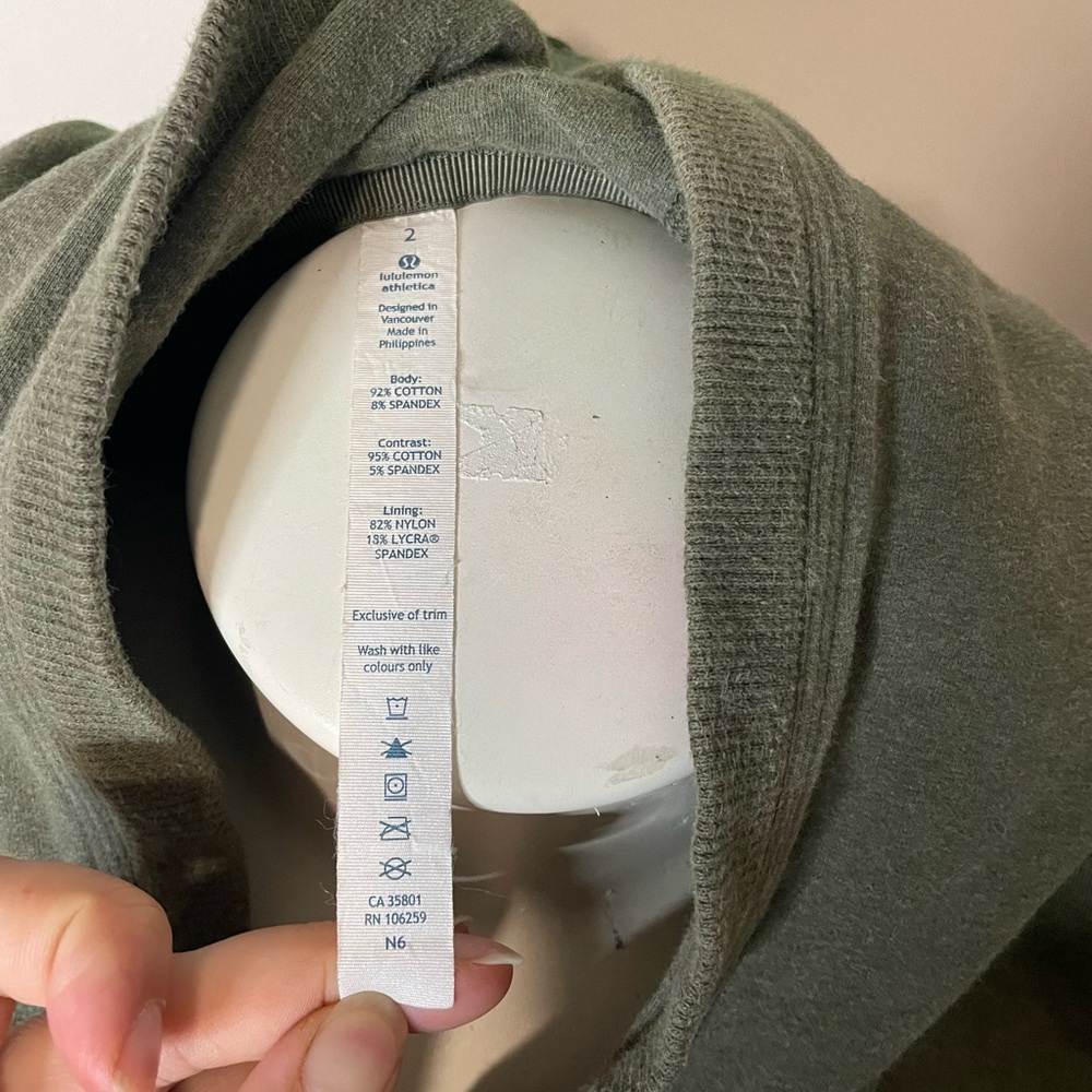 🎉Lululemon Forest Green Zip Up Jacket! GUC! Size 2 - Picture 3 of 3